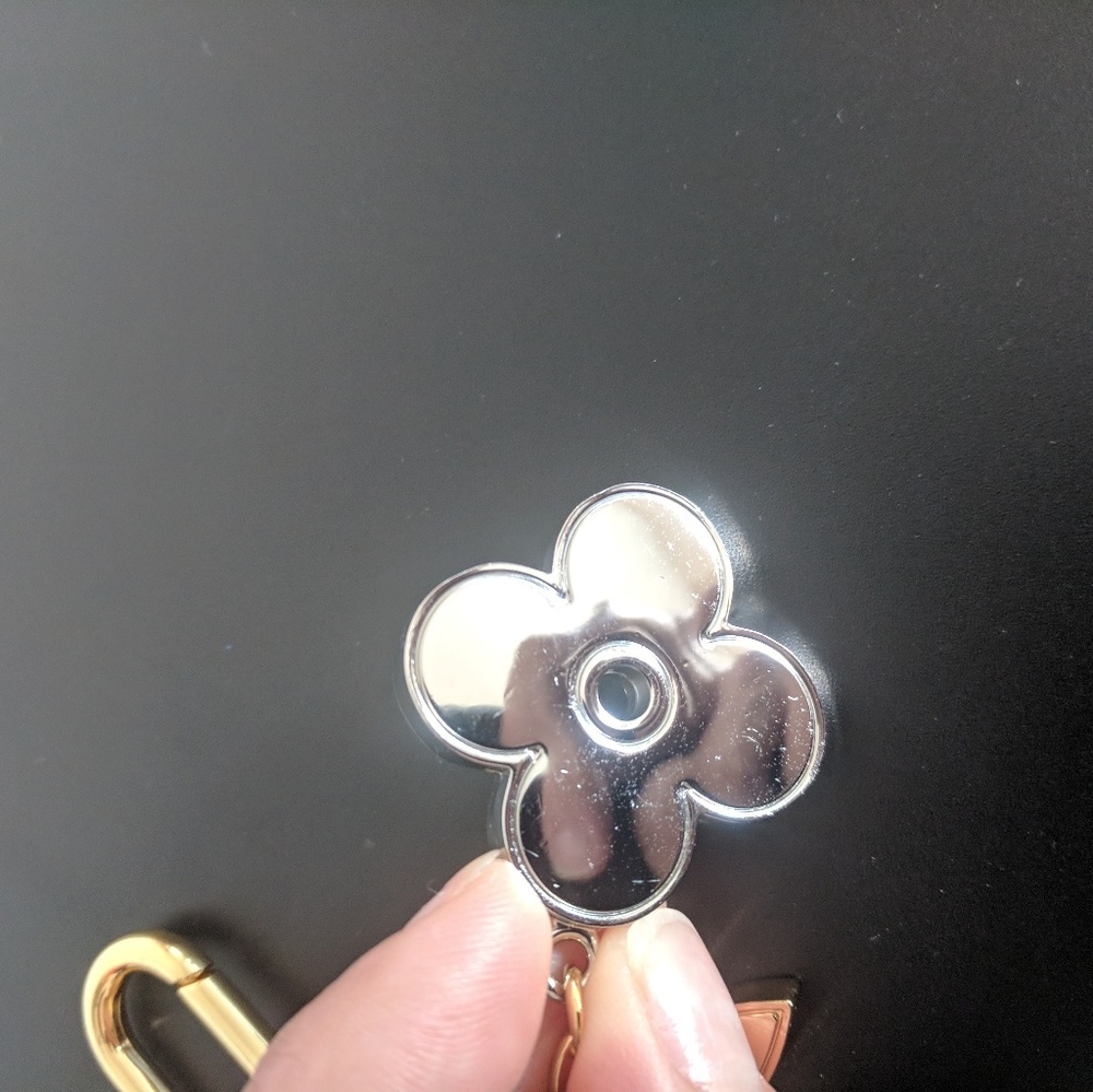 Louis Vuitton Flower Strass Keychain - Picture 3 of 6